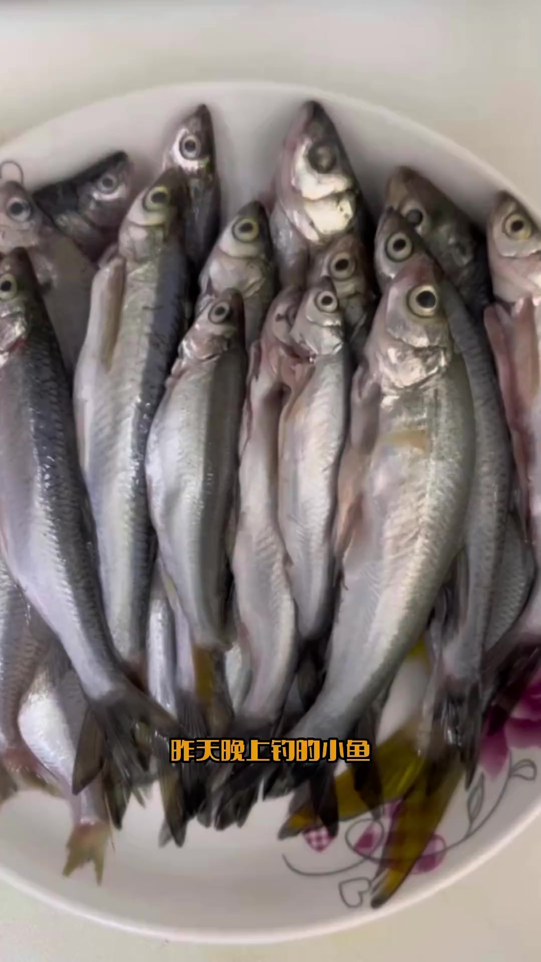 休息时间钓了好多小鱼，晚上做个酥炸小鱼