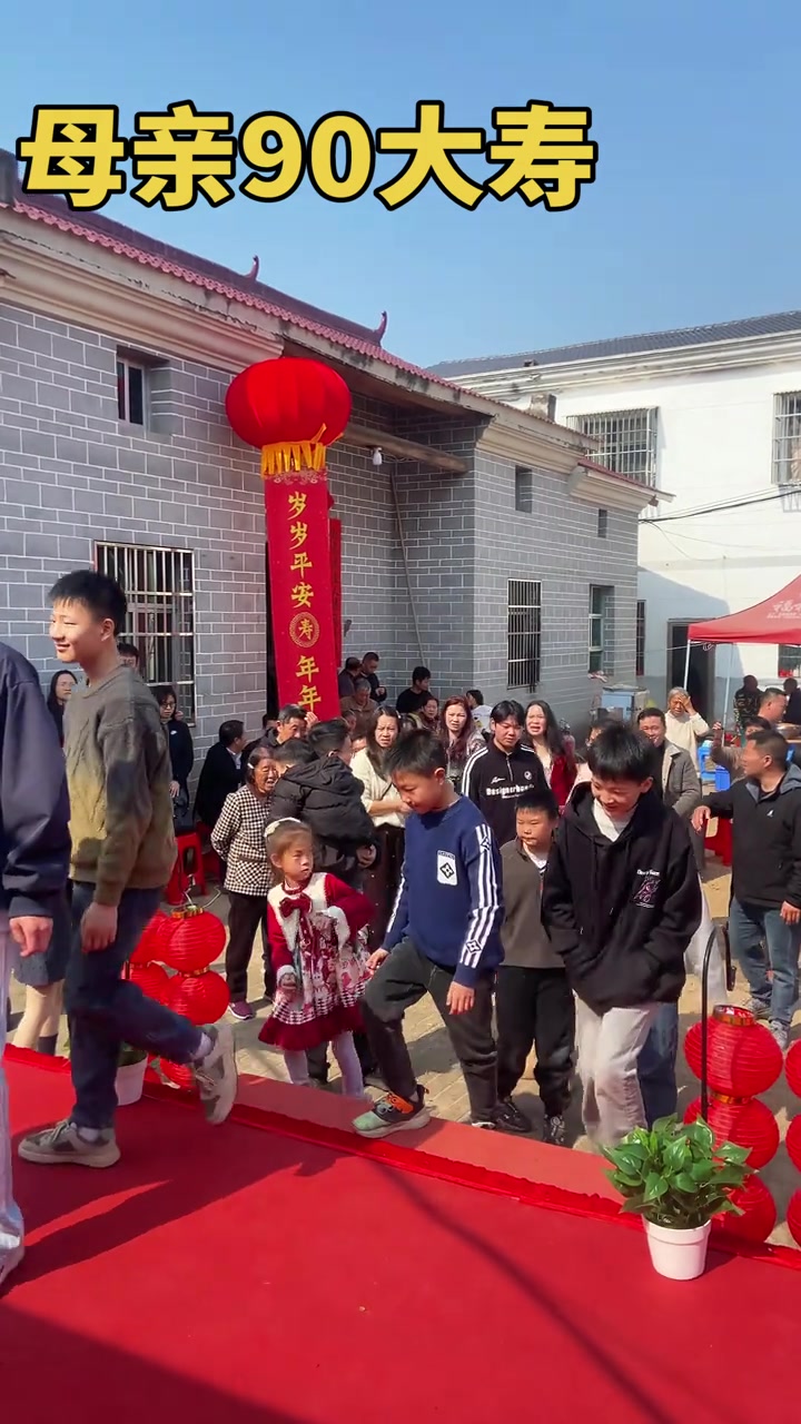 有多少人羡慕这样的大家庭？90岁奶奶，7个儿女，满堂儿孙跪拜贺寿！这才是真正的天伦之乐！大