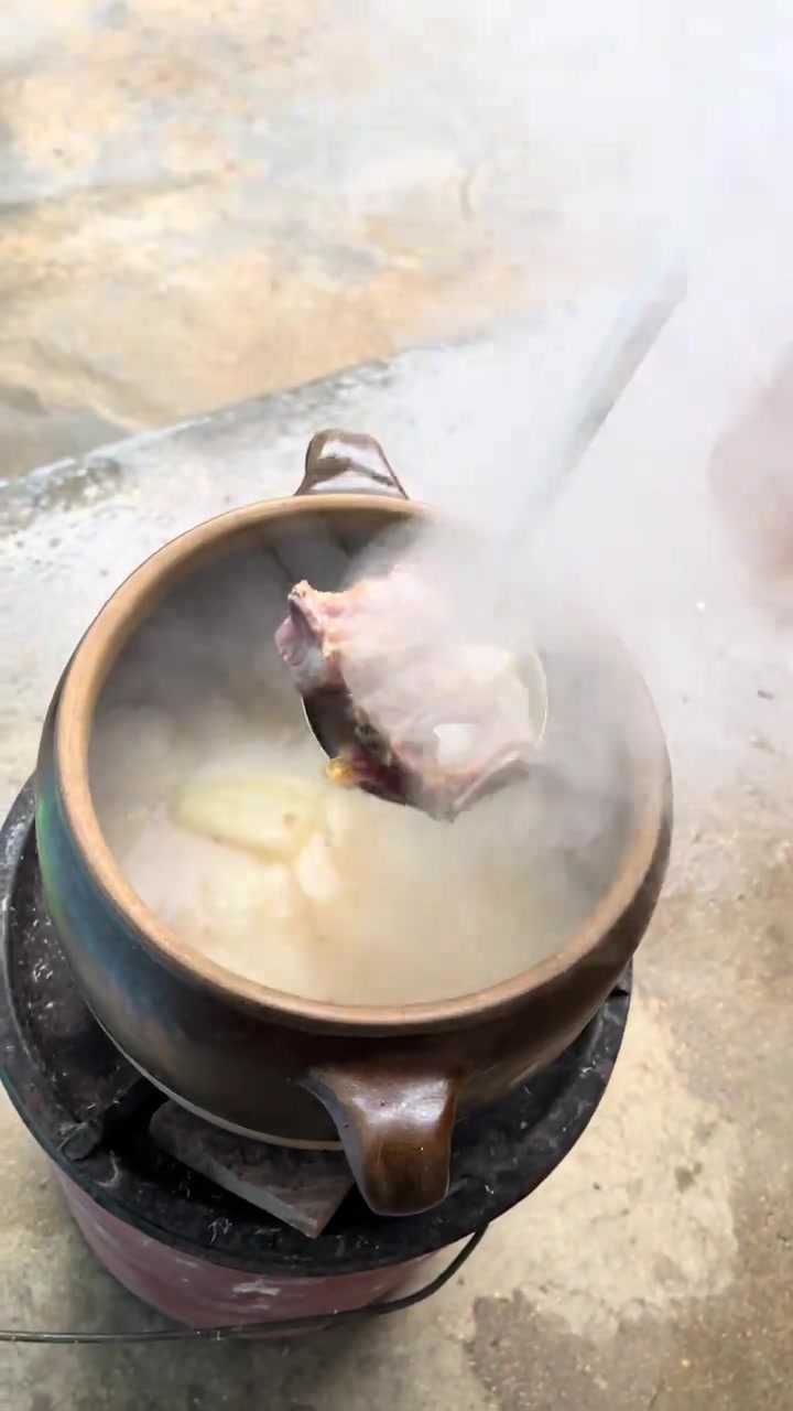 农村柴火饭：柴火灶锅巴粥，沙罐腊排骨炖萝卜