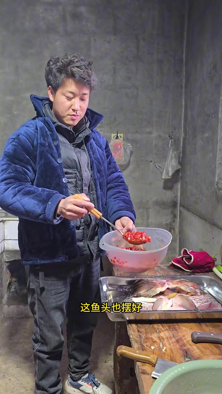 朋友送来一条大鱼，今天简简单单做一个剁椒鱼头