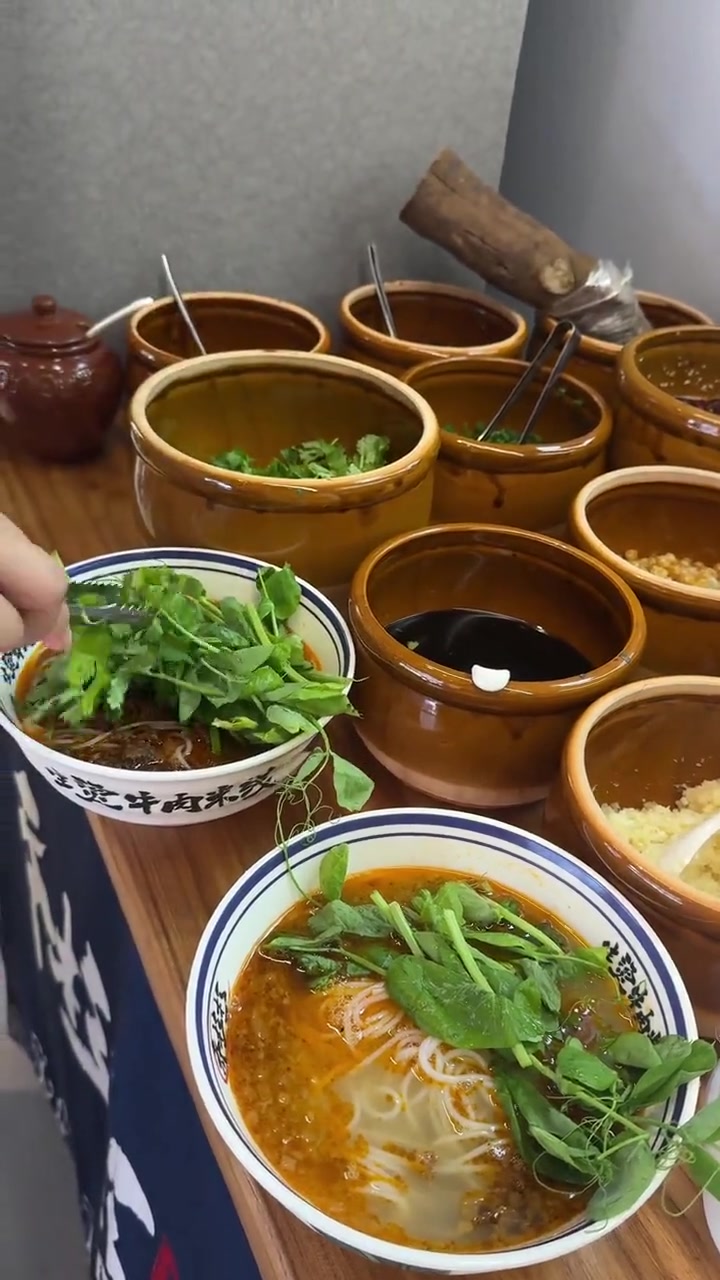 生烫牛肉米线，炸肉酱米线配里脊串
