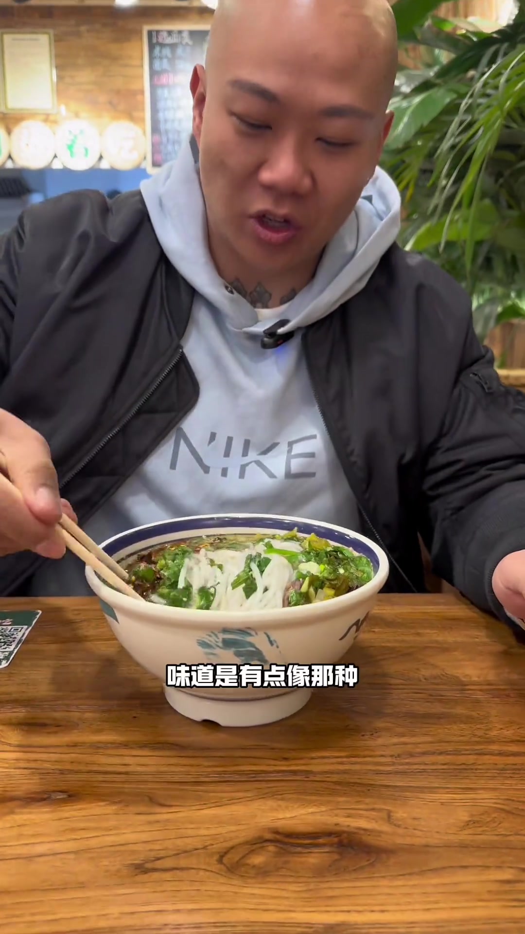 昆明美食体验，把羊肉米线换成牛肉米线