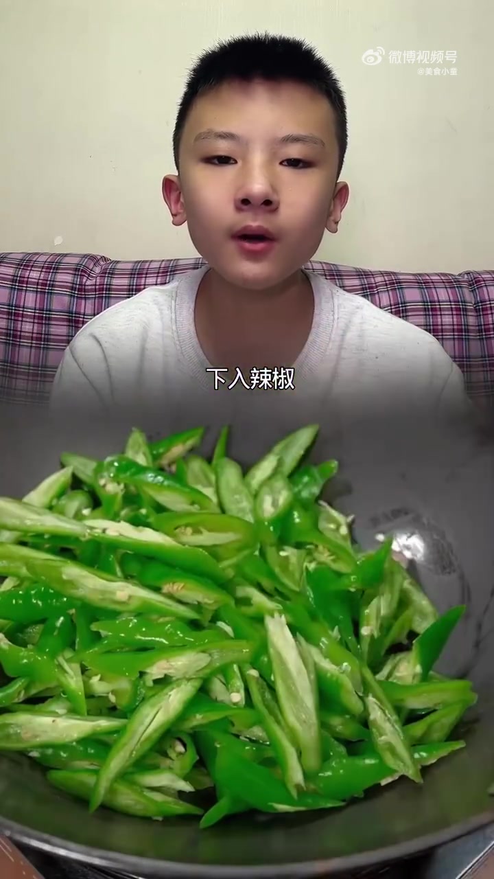 辣条炒肉到底先炒辣椒还是先炒肉，一个视频教会你#辣椒炒肉