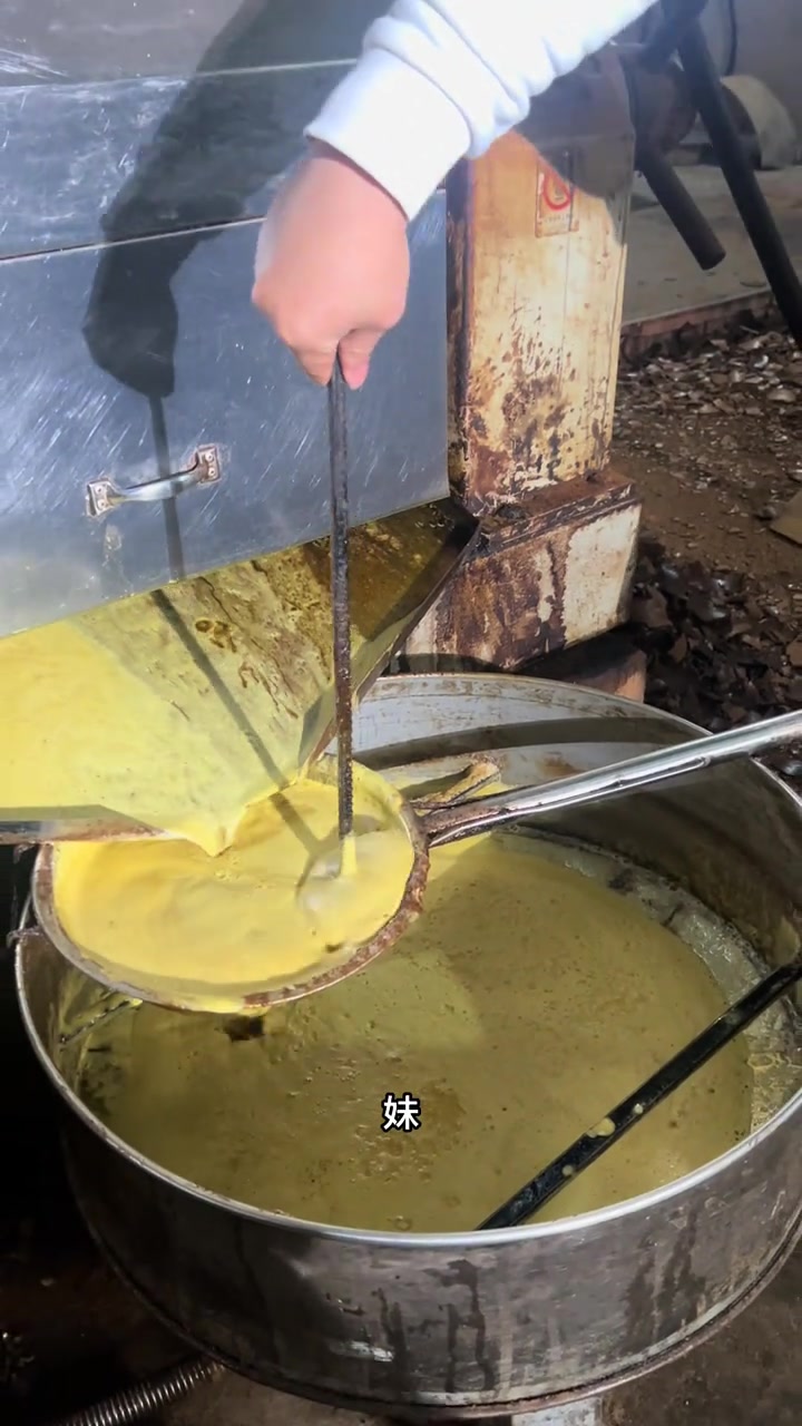 妹妹对我的菜籽油工序越来越熟悉了