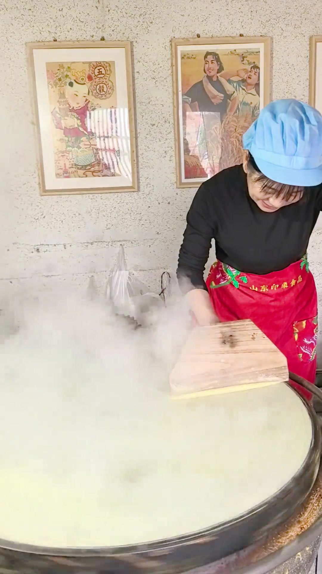 山东煎饼卷大葱，民间传统美食嘎嘎好吃