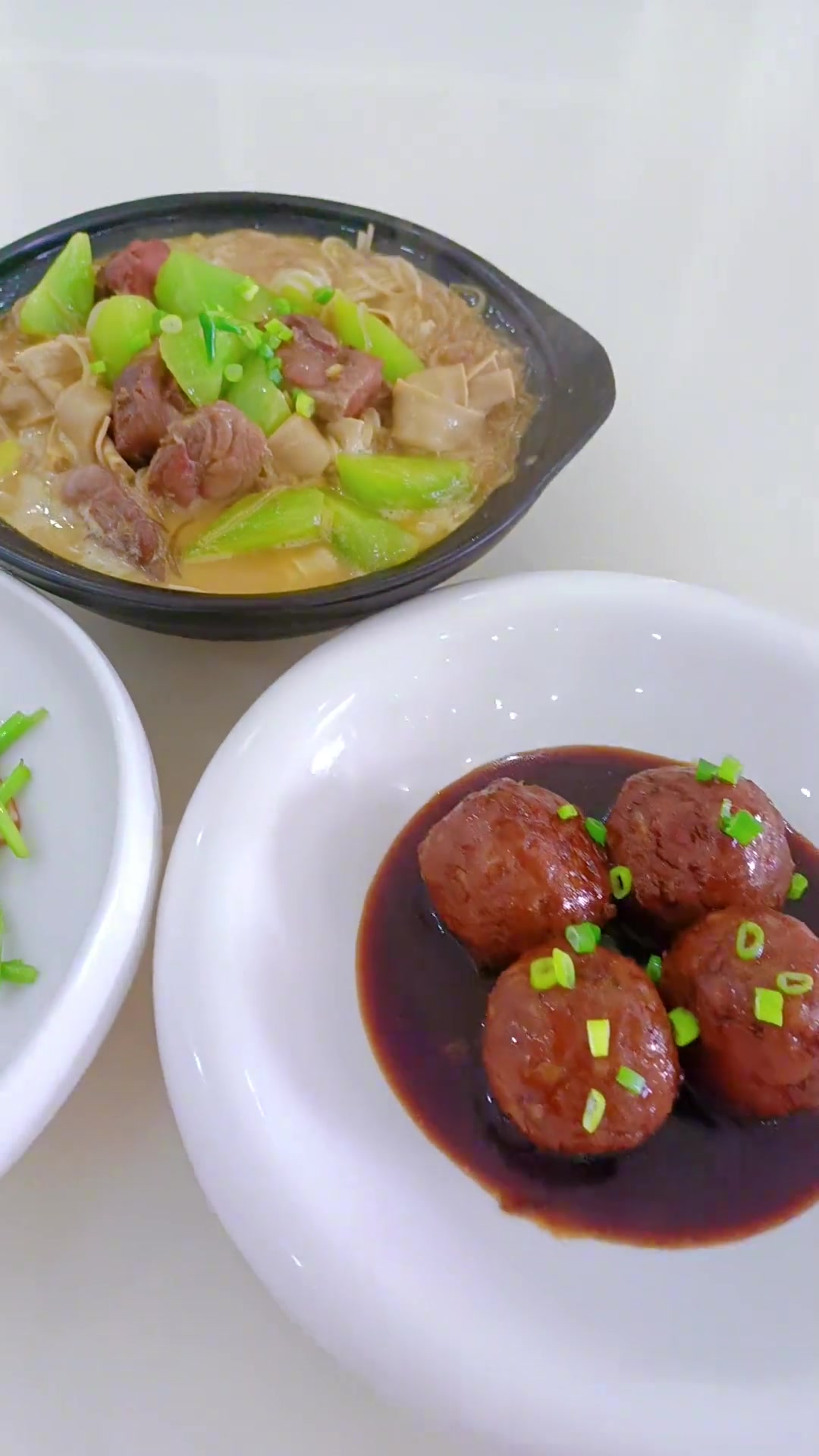 家常菜：咸鸭腿烧莴苣、千张结，红烧狮子头，芦蒿炒香干