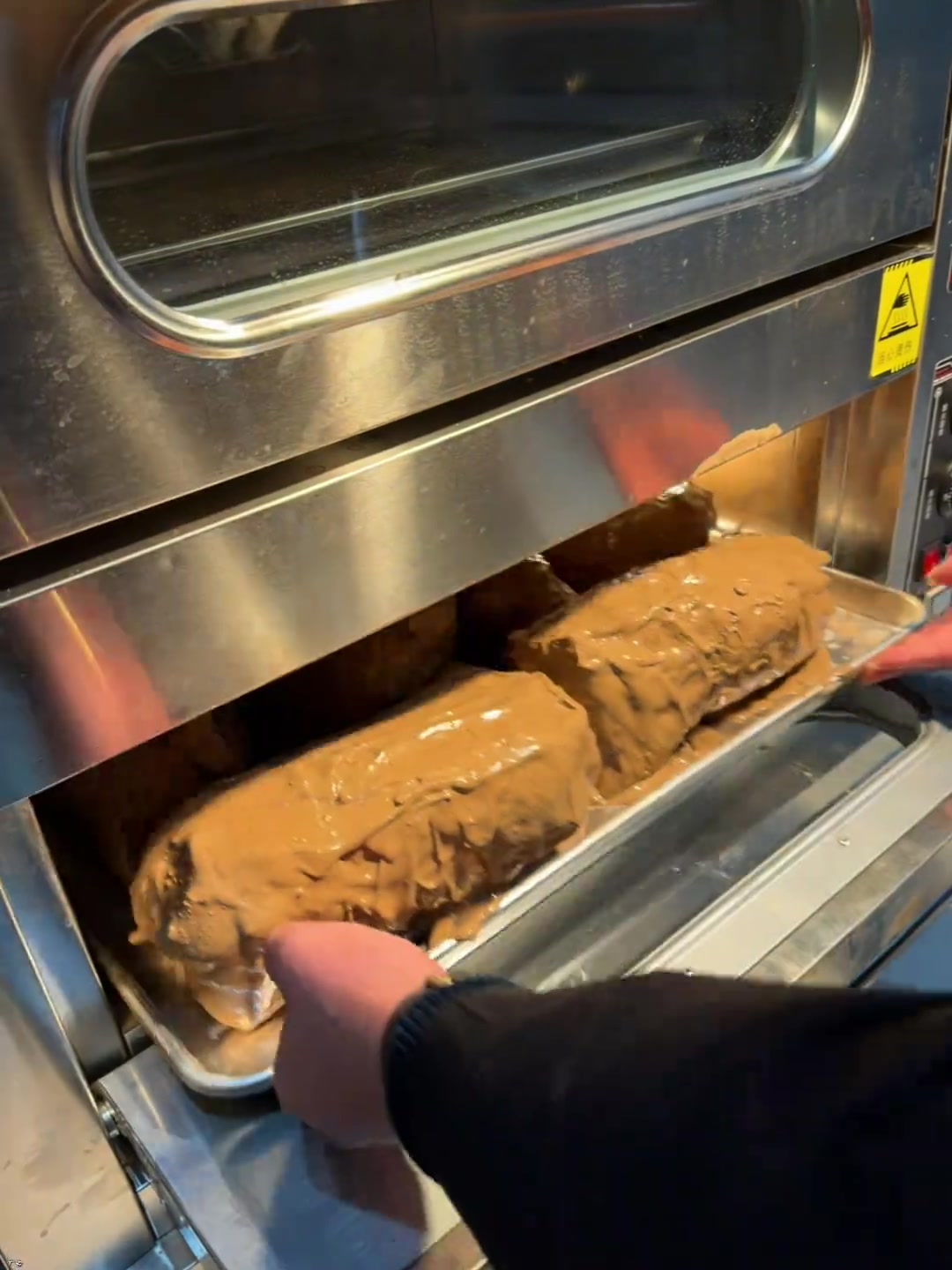 泗县这家裹黄泥烤的叫花鸡，香极了