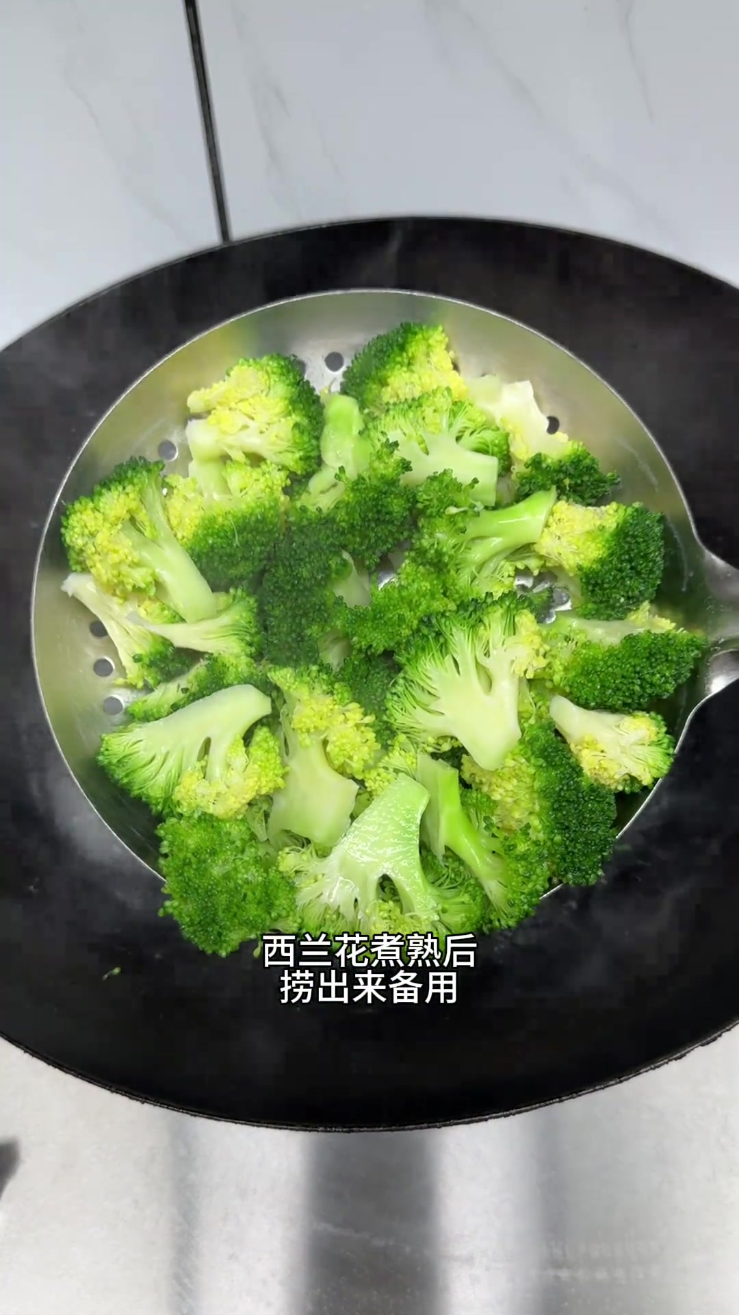 潮汕家常菜：西兰花炒鱿鱼，鲜脆可口