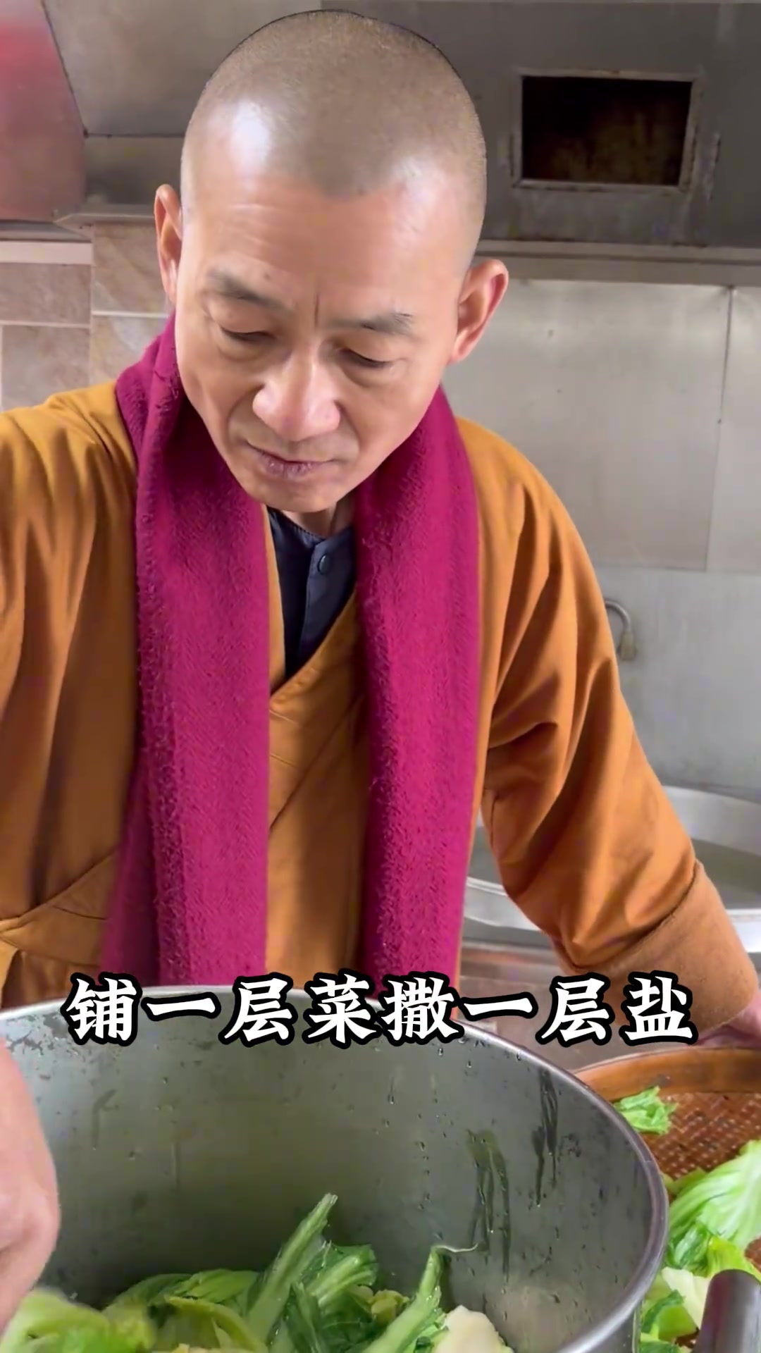 师父做酸咸菜,晒菜热水澡后铺菜撒盐密封半月可吃