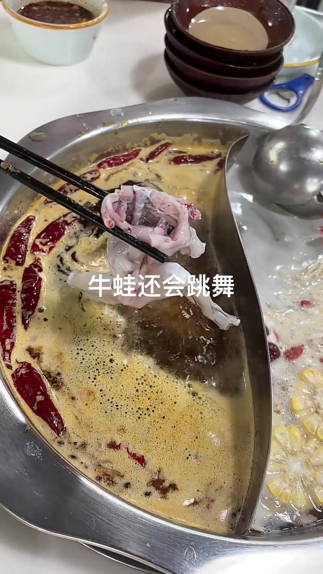 打卡四川特色美食：美蛙鲜鱼火锅与炒菜