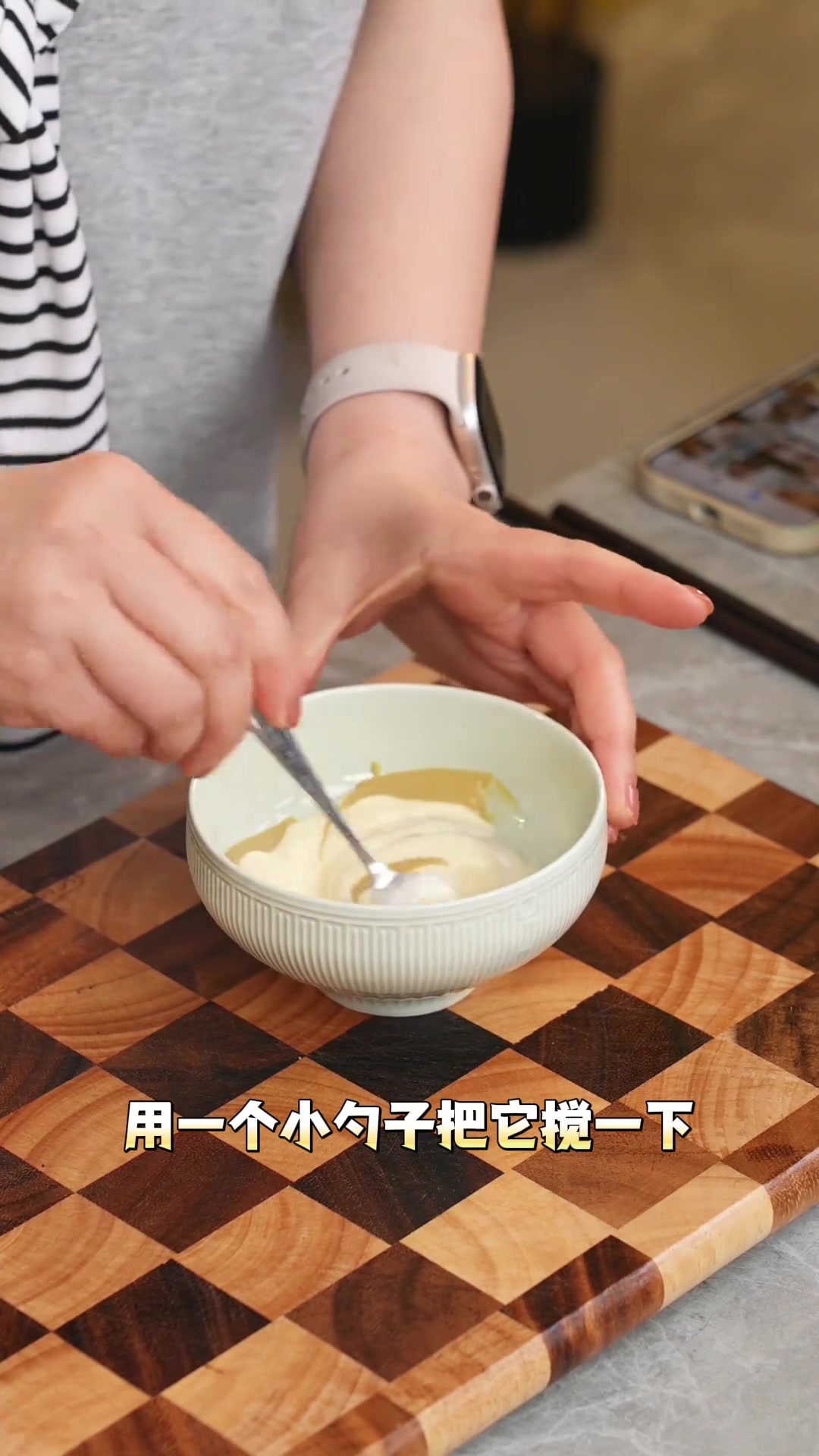 芥末虾球做法巨简单，除了芥末还有几味调料必不可少