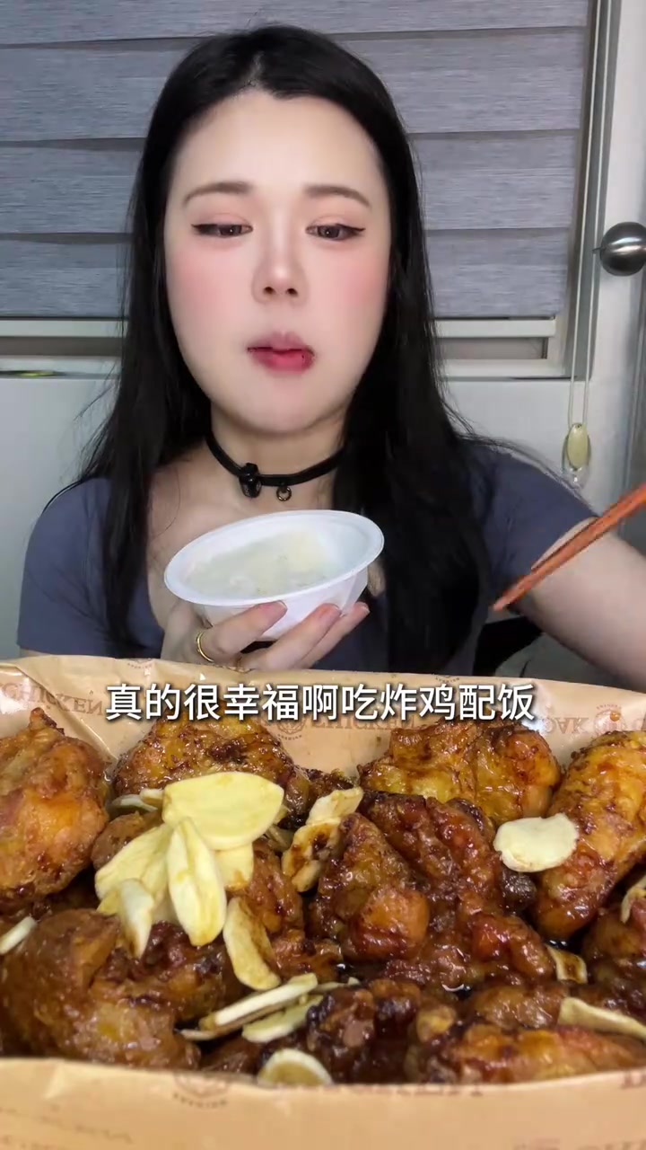 沉浸式吃蒜香酱油味韩国炸鸡，无人声咀嚼音超带感