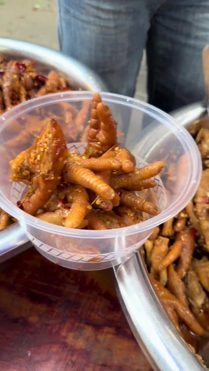 牛妈摆摊卖网红鸡爪，一人当老板