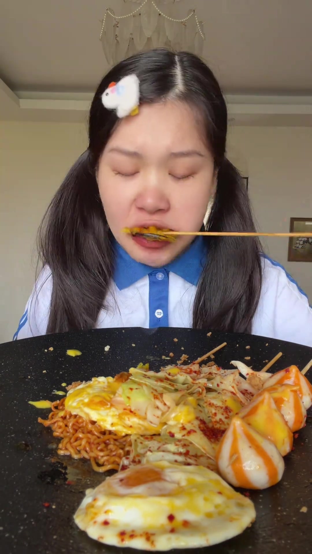 火鸡面配炸鸡，炸串草莓烤辣椒，快乐水收尾