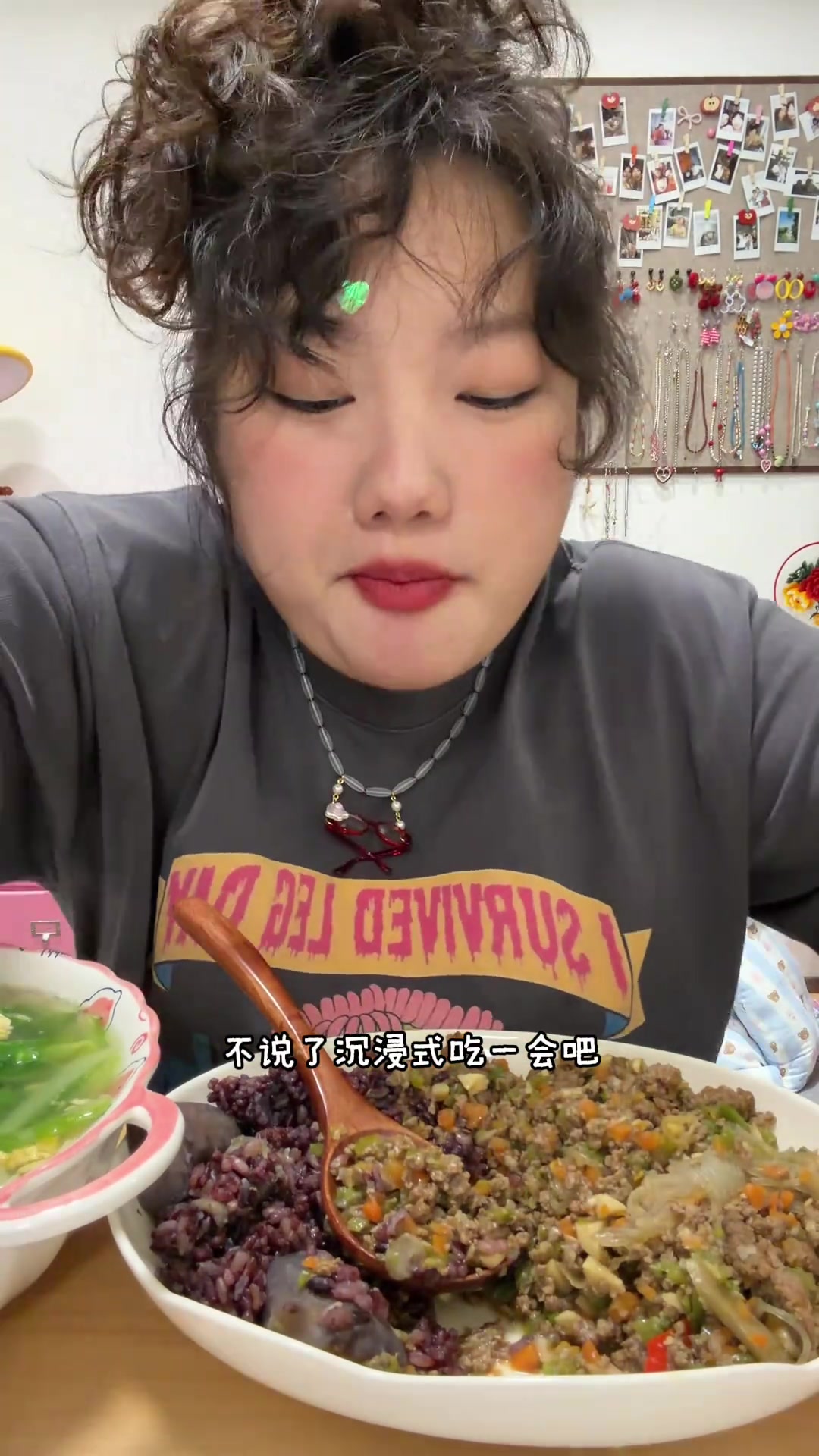 蔬菜牛肉末红薯糙米饭杭白菜鸡蛋汤