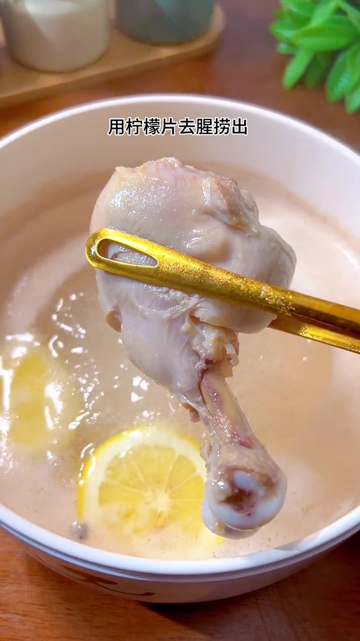 别再给宝宝喝白粥了，试试这个香菇鸡肉粥，软糯鲜香，宝宝一碗吃不够