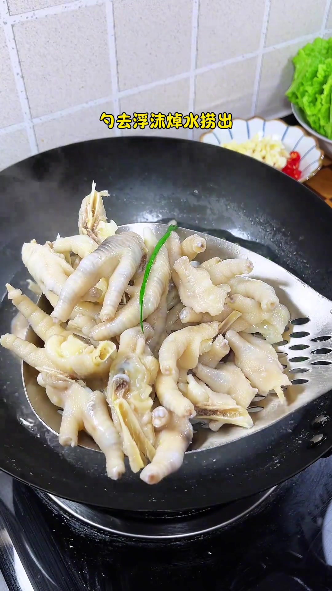 简单又方便的高压锅鸡爪，香辣入味，软糯脱骨！