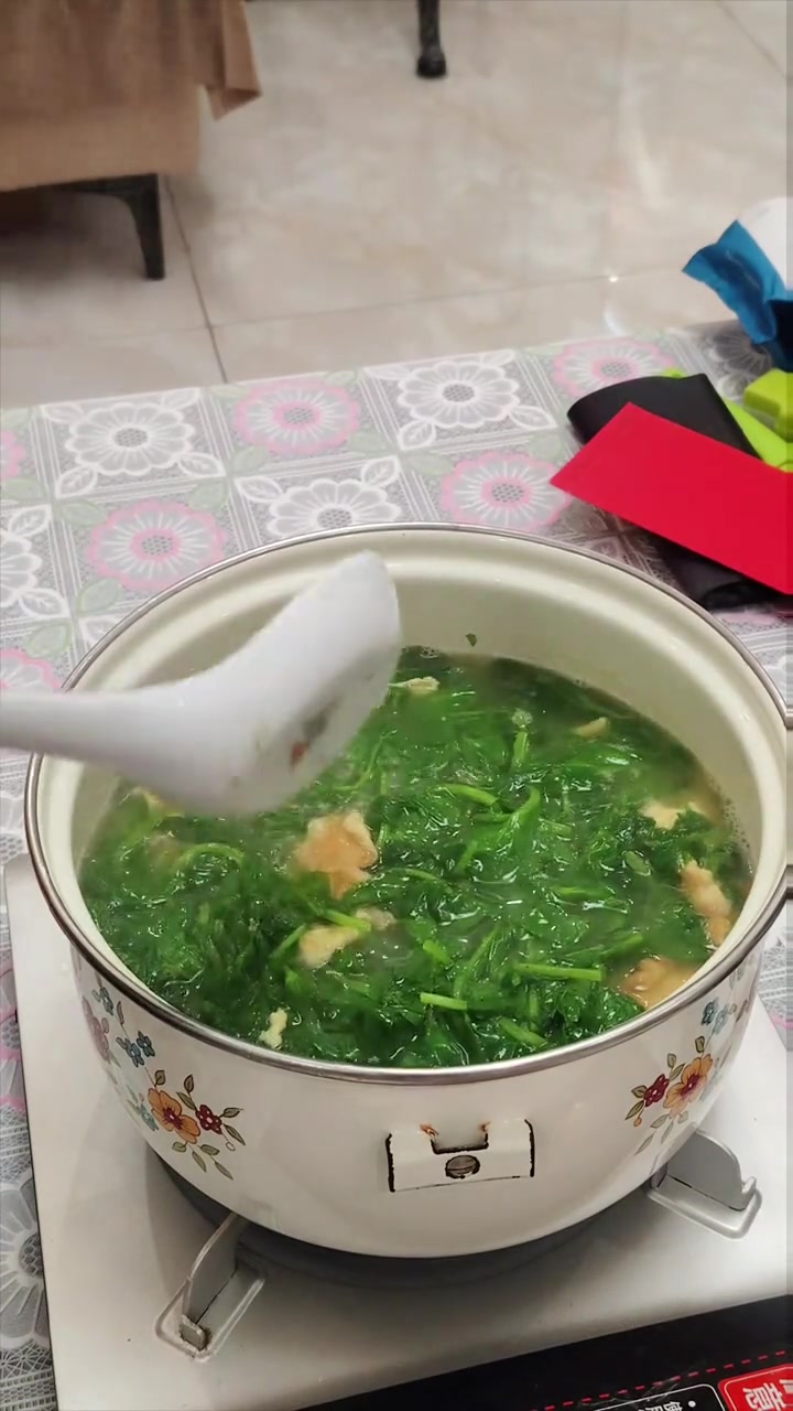 自己动手丰衣足食，卡式炉慢炖豌豆尖煎蛋汤