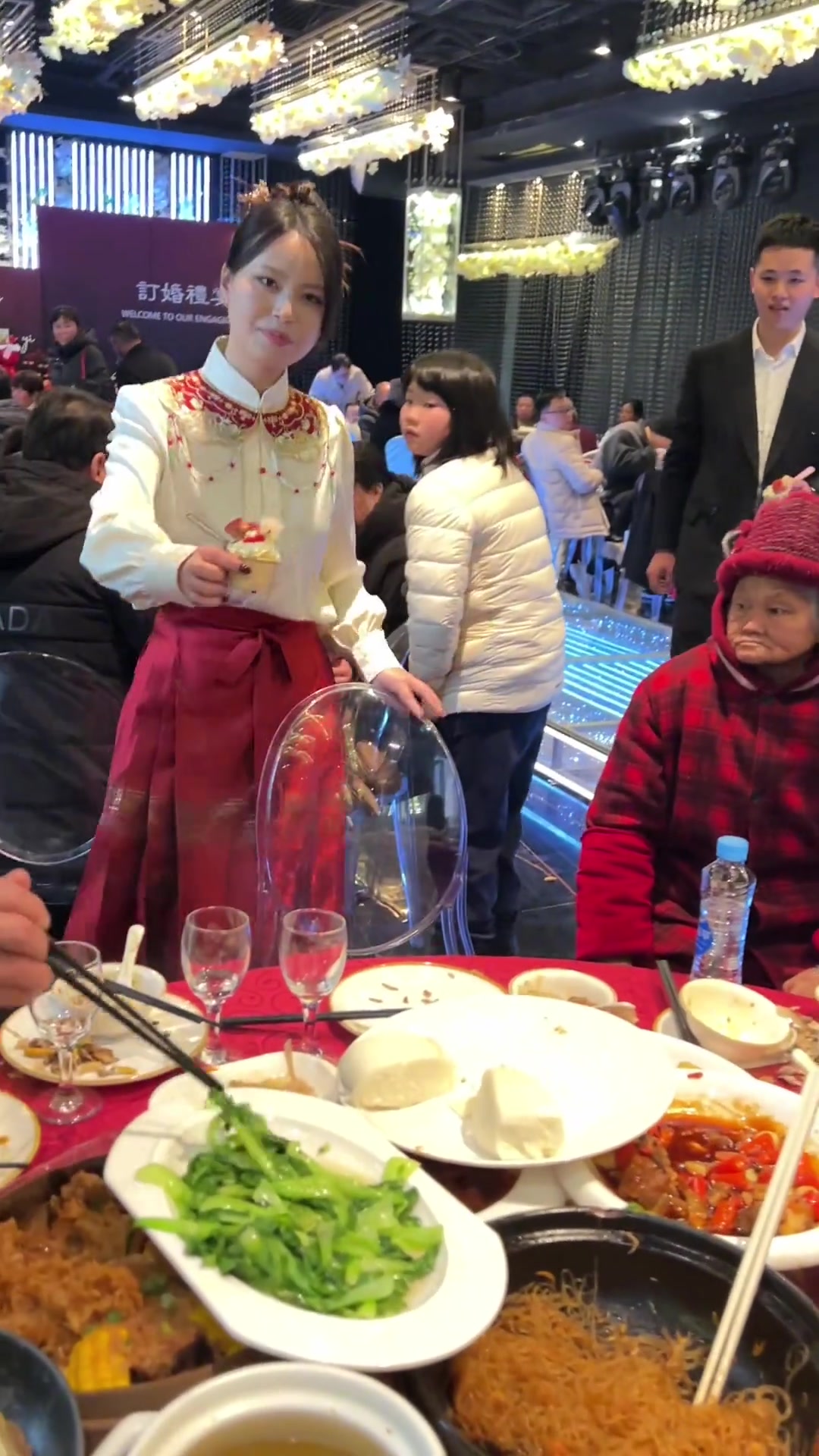 我吃闺蜜订婚蛋糕，堂哥和她10年结束，她成我嫂子，见证幸福