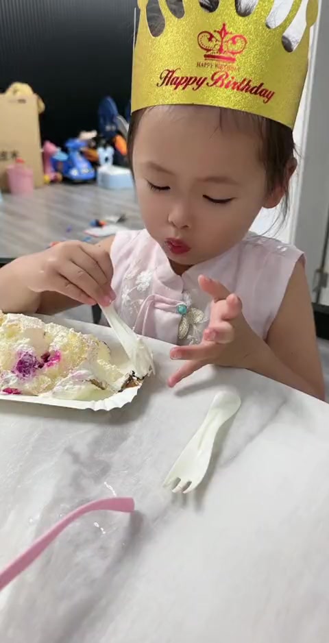 小柠檬表弟4岁生日，只为一口蛋糕