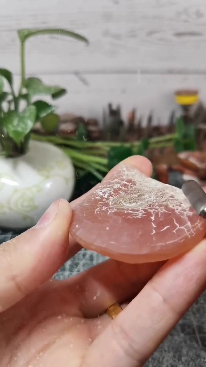 青鱼石，也叫鱼惊石，曾是富贵人家给小朋友佩戴的，温润如玉