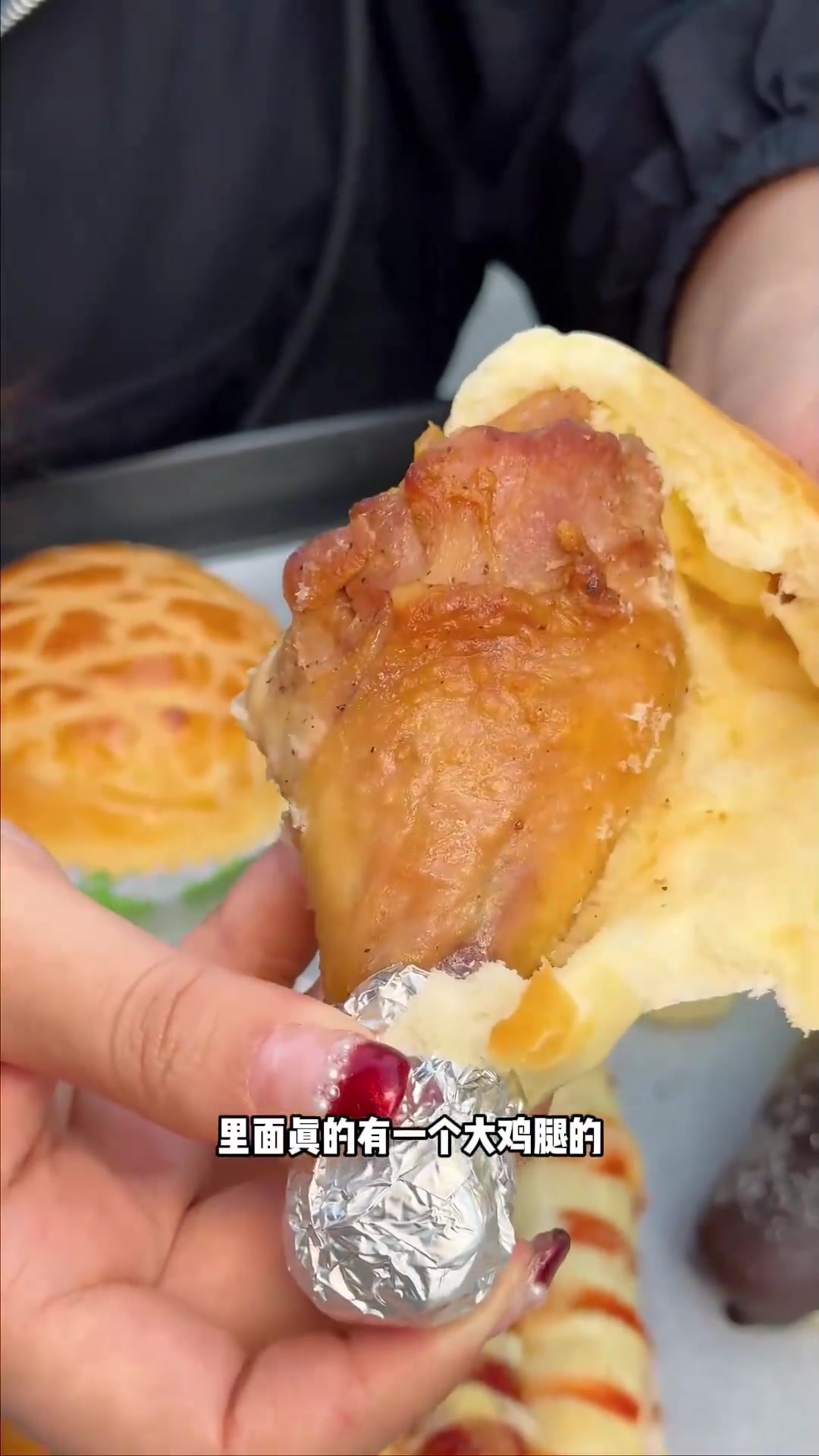 东莞面包店，菠萝包似小学生争抢，味道有童年感