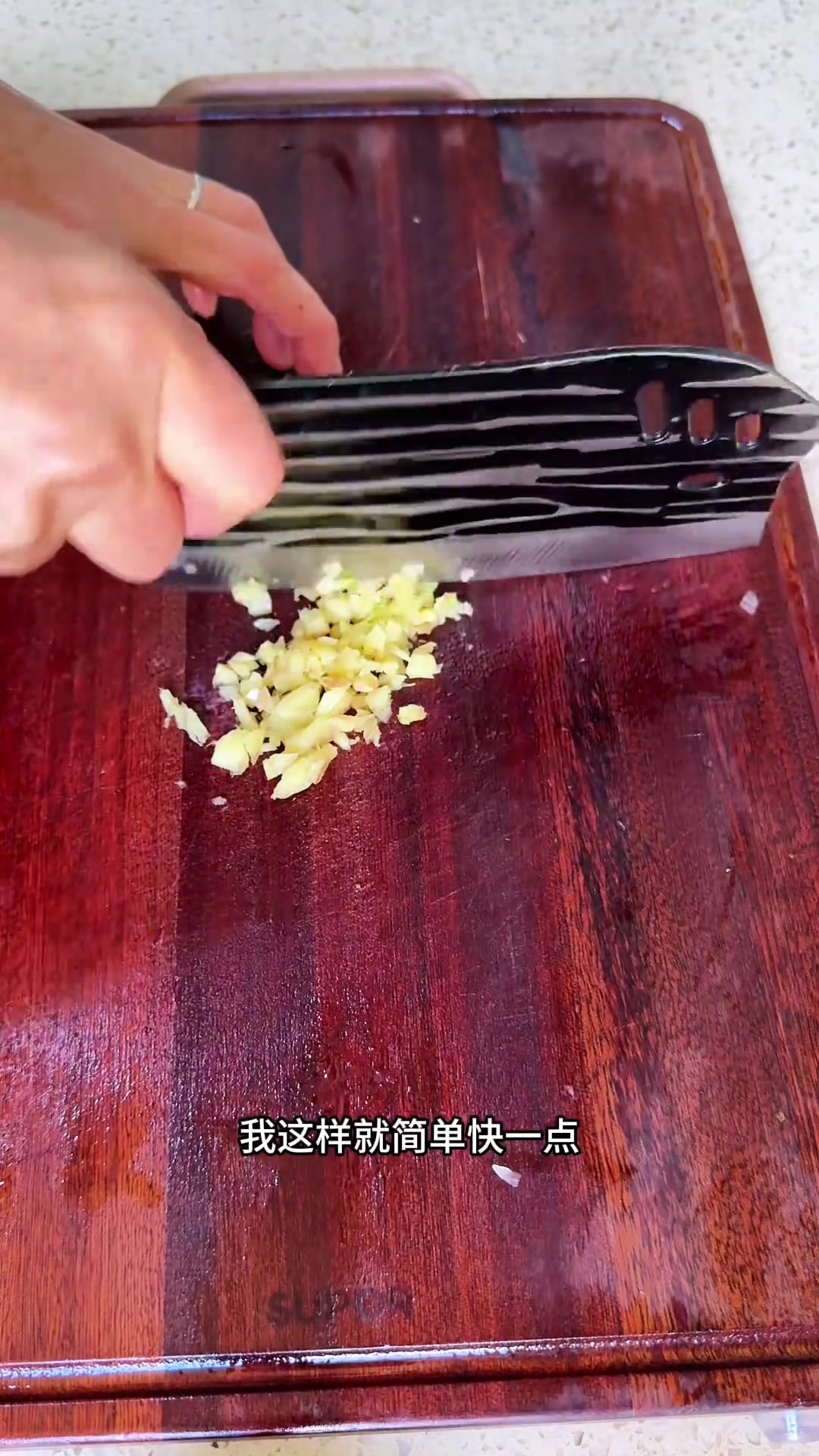 孩子感冒未愈没去幼儿园，想吃饺子做了芹菜大肉馅饺子