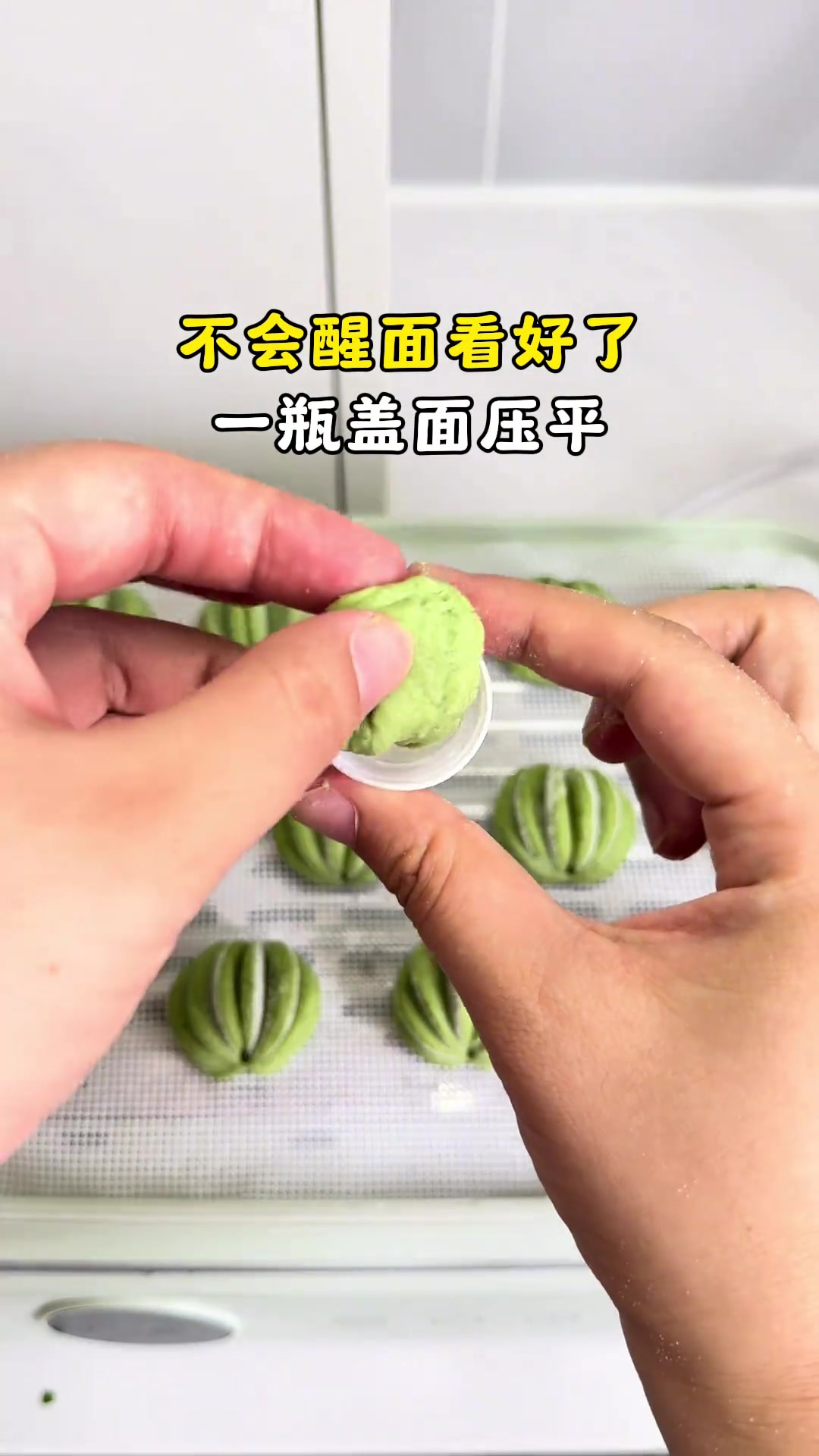 宝宝不爱吃蔬菜，打成汁做果蔬馒头，养脾胃补铁，灯笼造型可爱