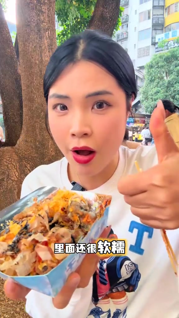 柳州巷子里的章鱼小丸子，超厚芝士还能拉丝！