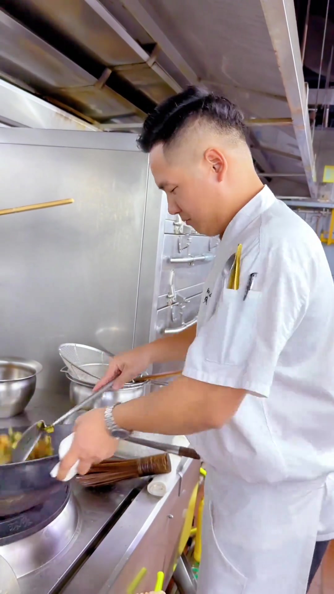 咸酸菜炒菜的粤菜做法：荤素搭配与火候把控