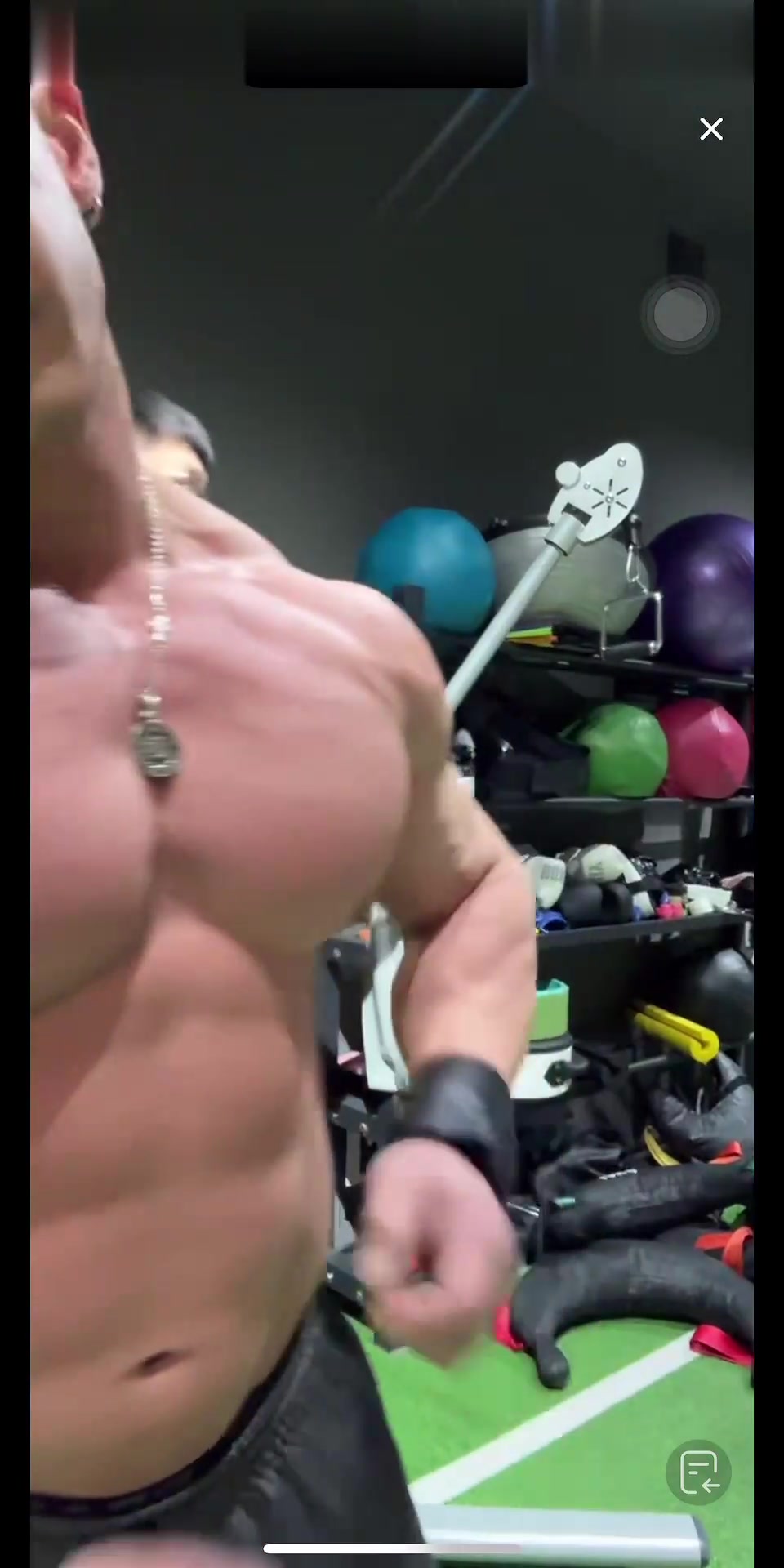 黑皮大胸腹肌脂包肌熊壮肌肉男健身,胸肌训练切片