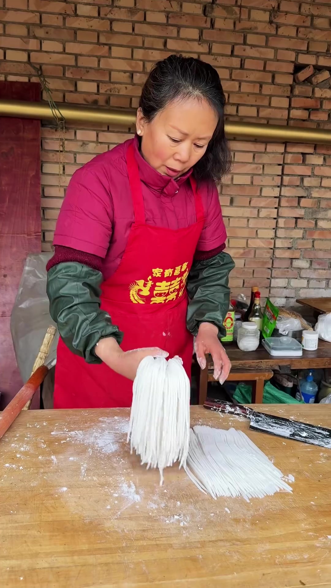 腊月里吃什么有年味?当然是白菜猪肉炖粉条配锅盔