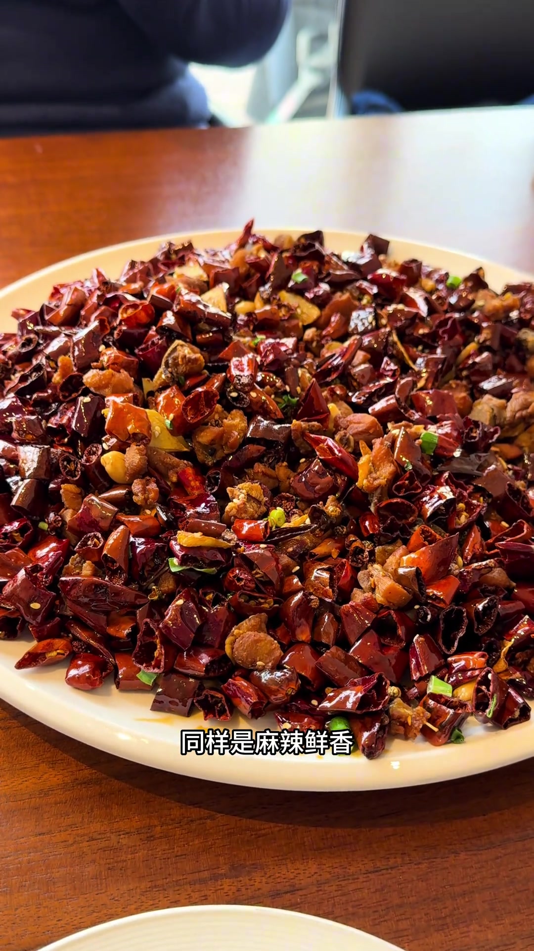 青岛沸腾鱼探店，麻辣鲜香，回味无穷！