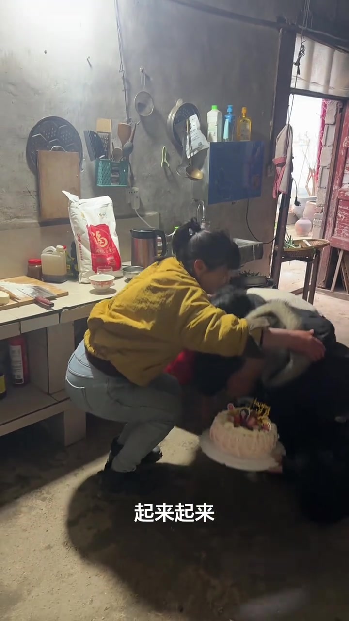 老公不在七年多,我自己的生日都忘记了,二儿子小儿子用压岁钱给我买的蛋糕和衣服,这七年所有受