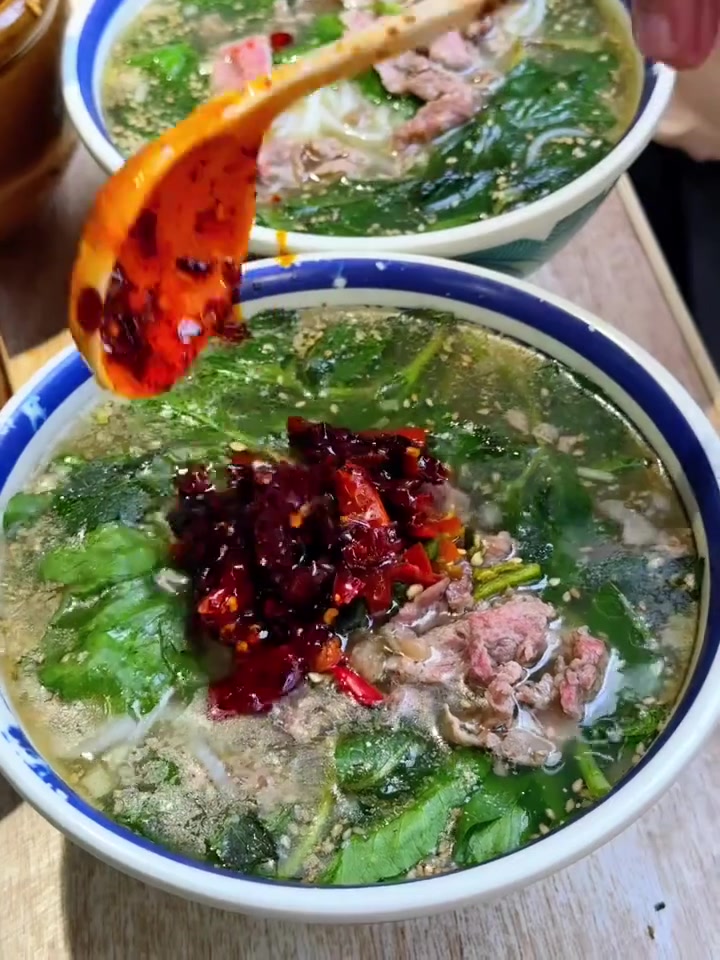昆明美食推荐：生烫牛肉米线