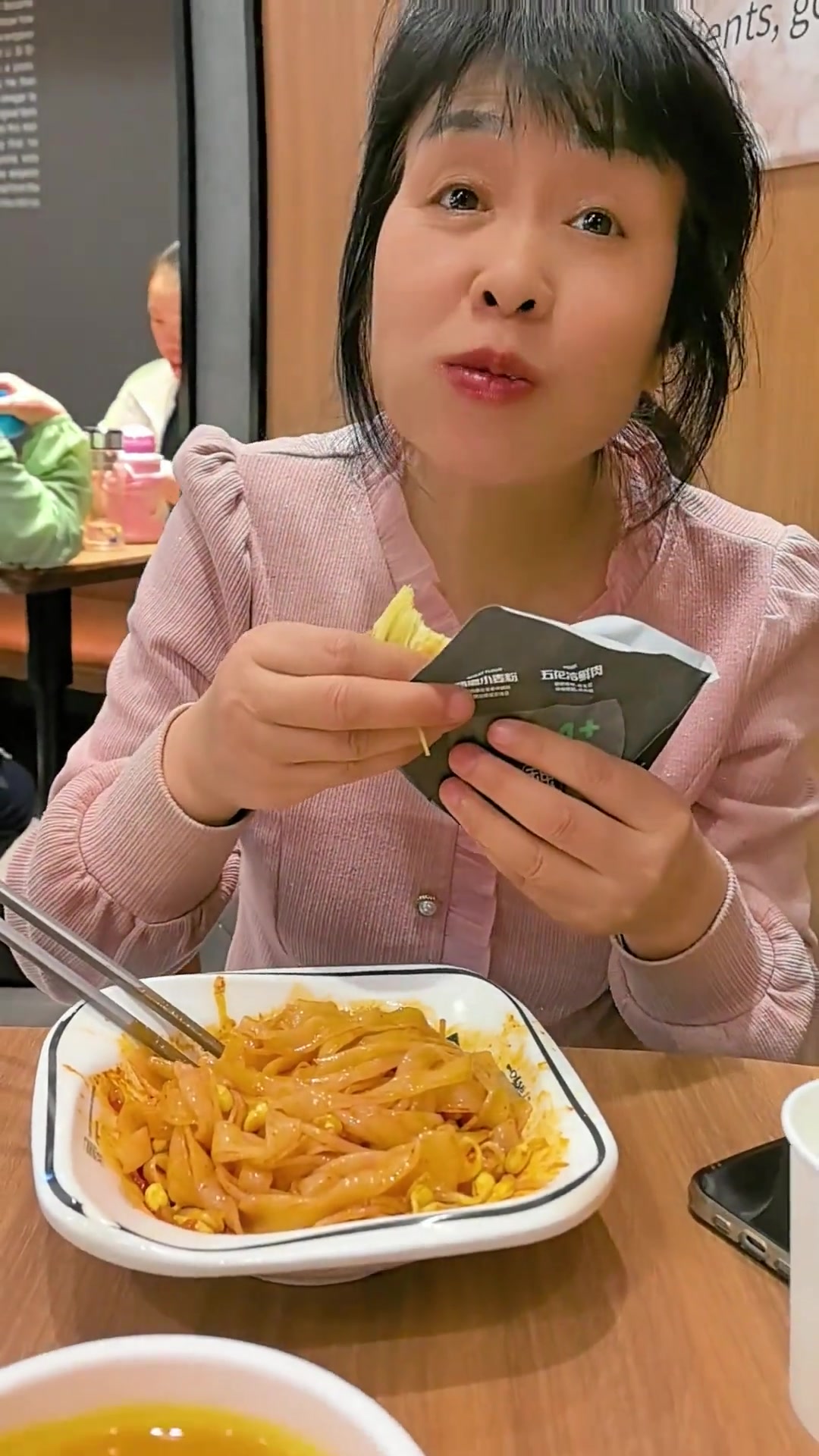 我的情人很好哄，一份凉皮肉夹馍就满足