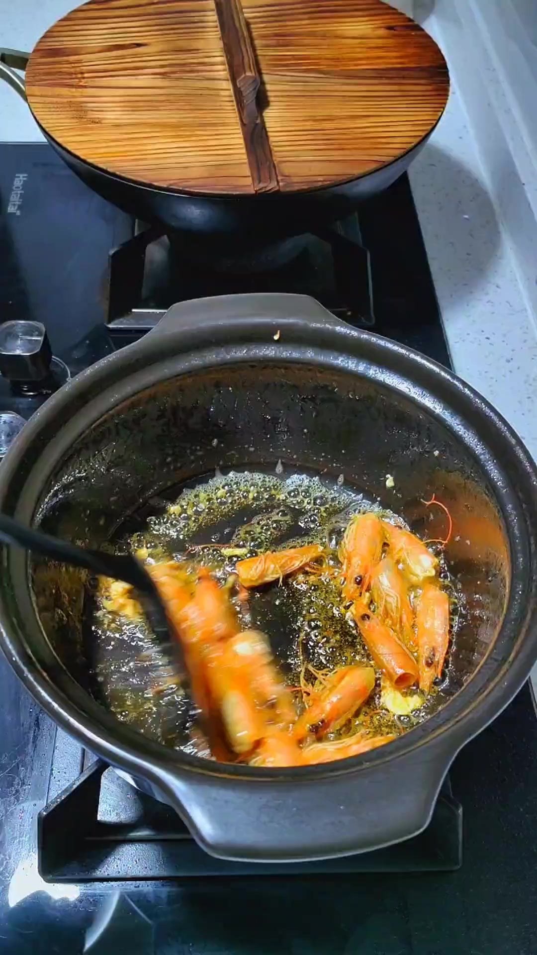 在家熬满满一锅咸鸭蛋虾仁砂锅粥，太满足！