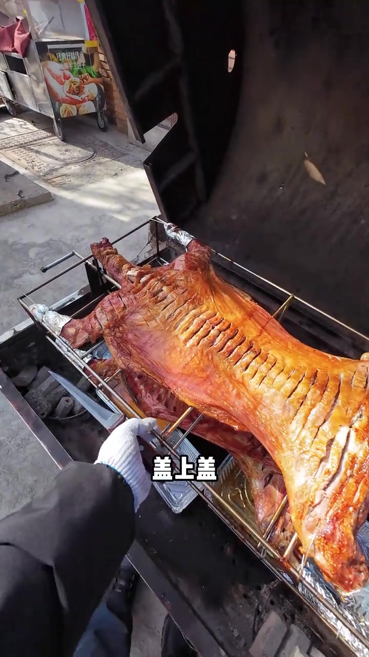 今天洛阳 公司团建安排一只大飞流动烤全羊