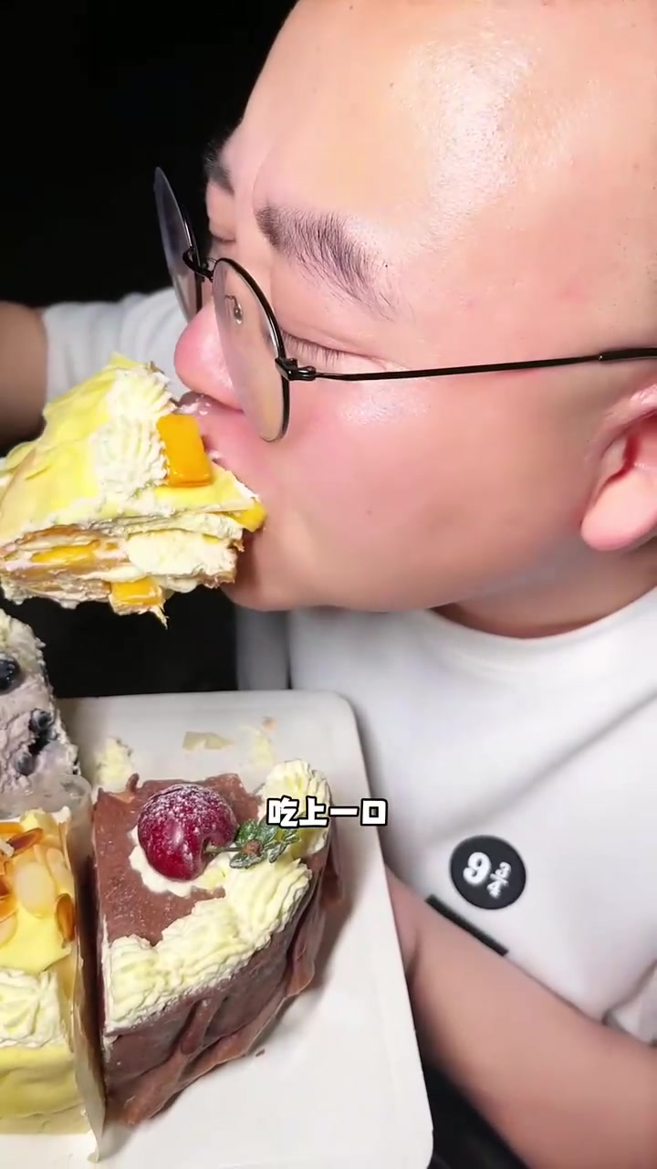 吃榴莲千层蛋糕，又是快乐的一天