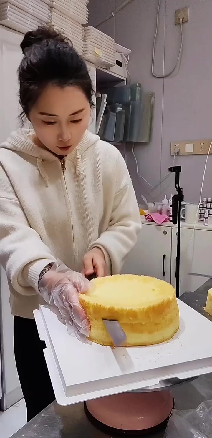 无十寸蛋糕坯时，可用此方法做十寸蛋糕