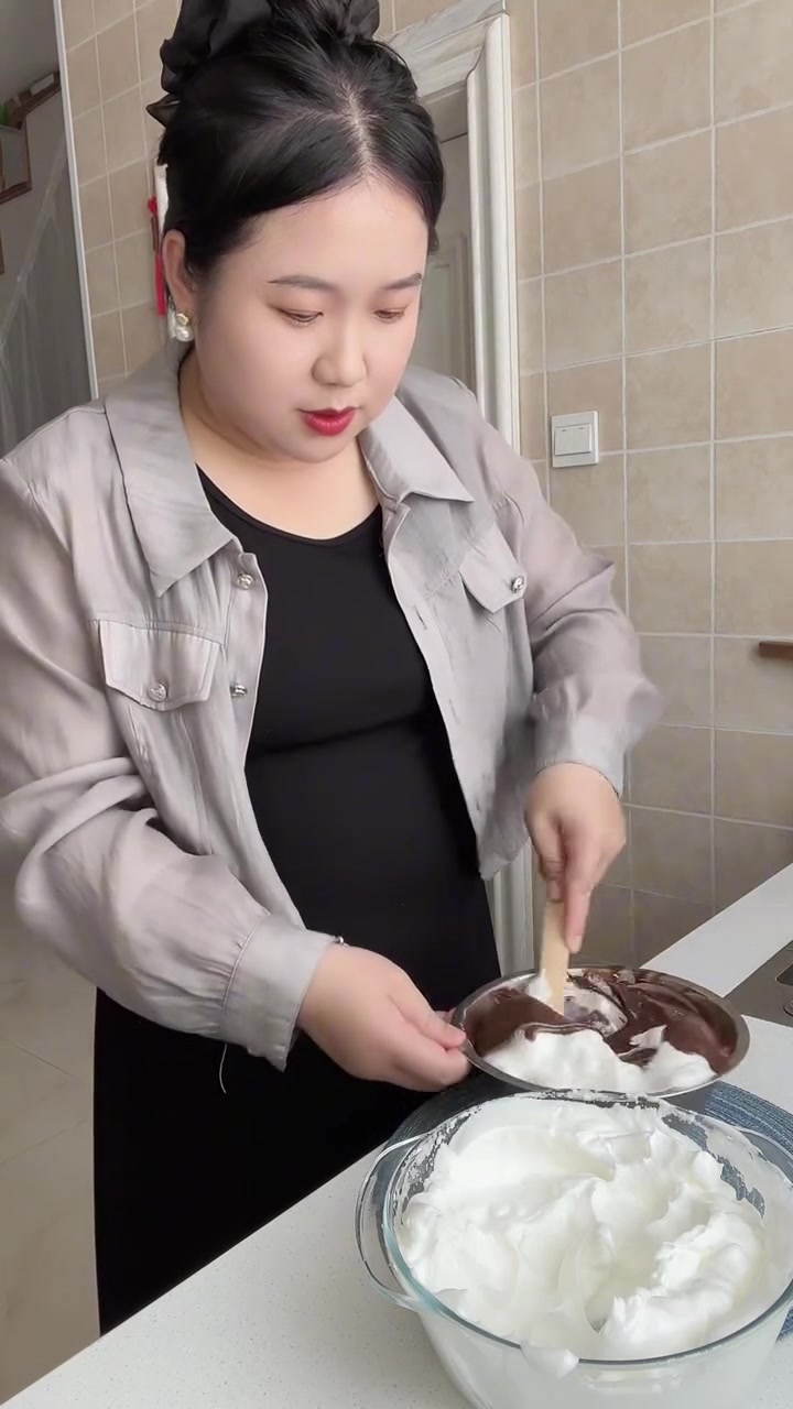 孩子过生日，用自制淡奶油做蛋糕，分享做法