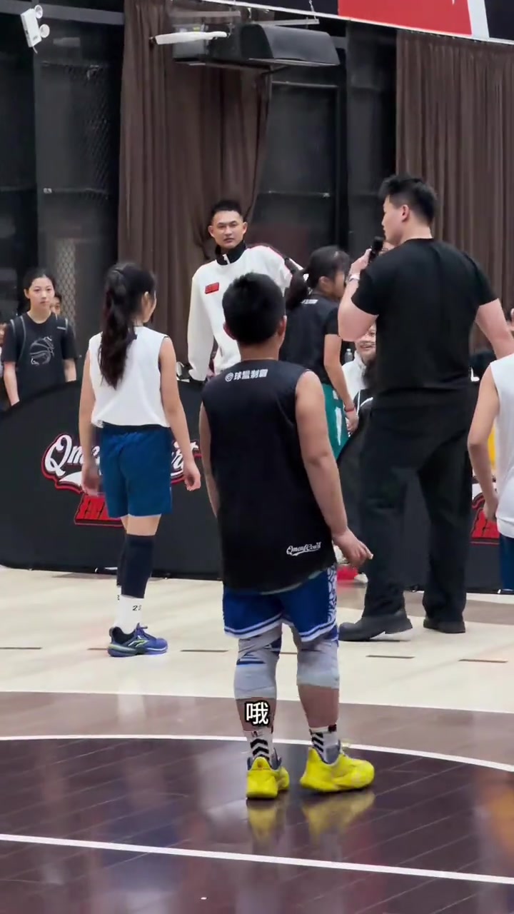 终于和又美又飒的薯片姐姐合影啦,主办方以后奖品记得订大一点