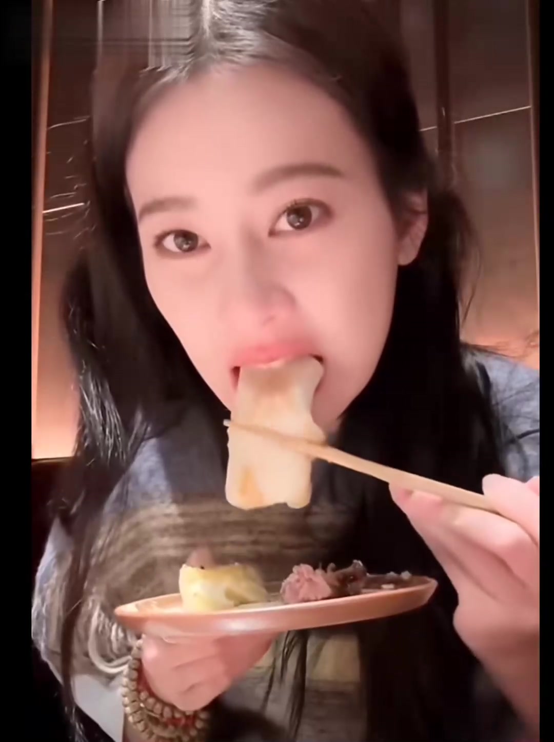 「北斗七行」北斗七行的衍生综艺开录啦，大姐在旁边笑。即是录制现场也是过年串门，七人啥时候才