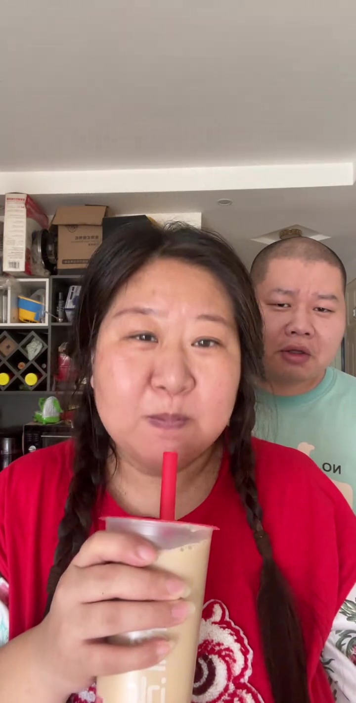 茉莉奶绿奶茶好喝，矿泉水没味！