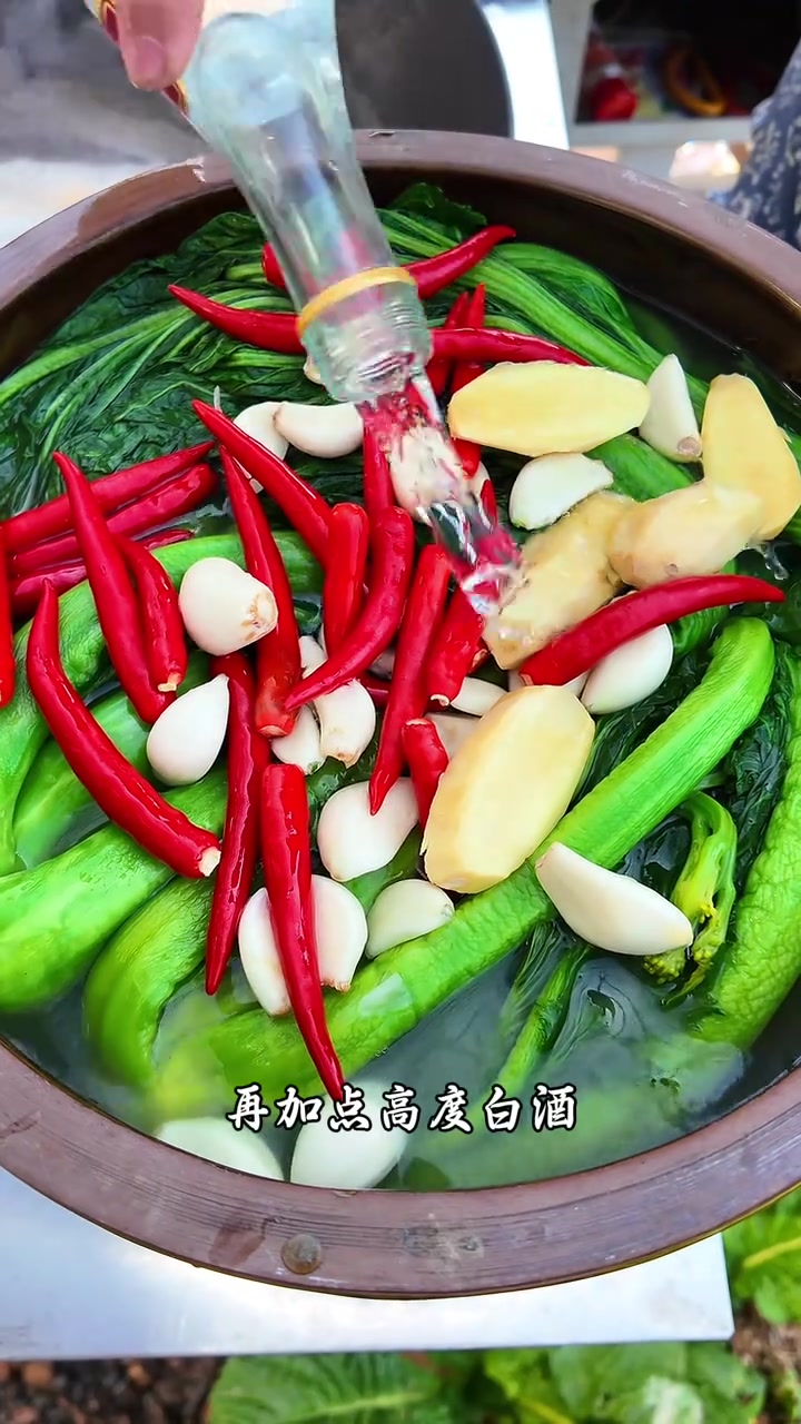 自己腌的泡菜酸酸脆脆的,做出来的酸菜鱼不用加调料汤底都是金黄的,很解腻
