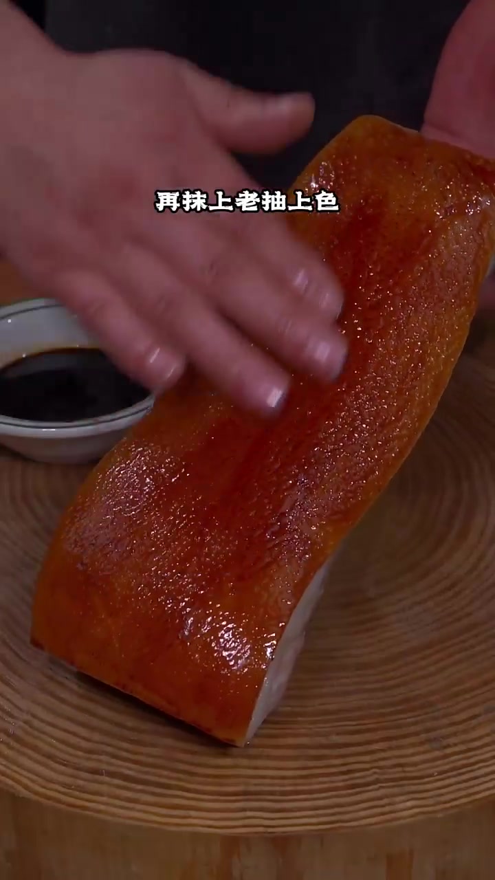 猪肉上锅蒸一蒸，出锅即梅菜扣肉