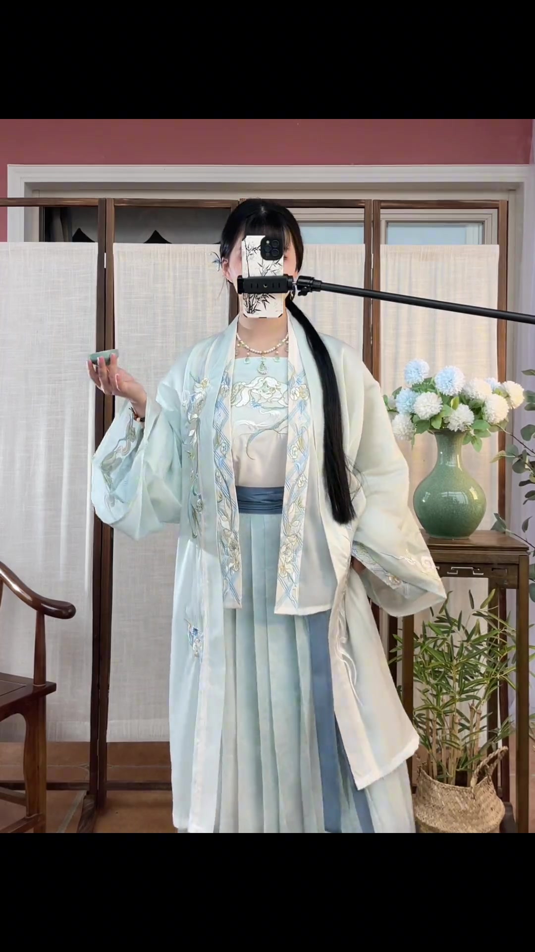 渐变吊带裙搭配淡蓝色上衣，清新美丽