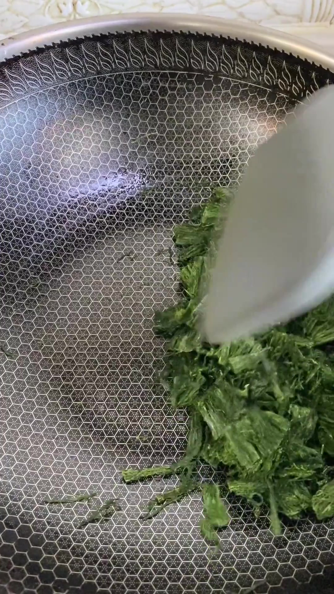 家常菜：苔条白米虾做法教程