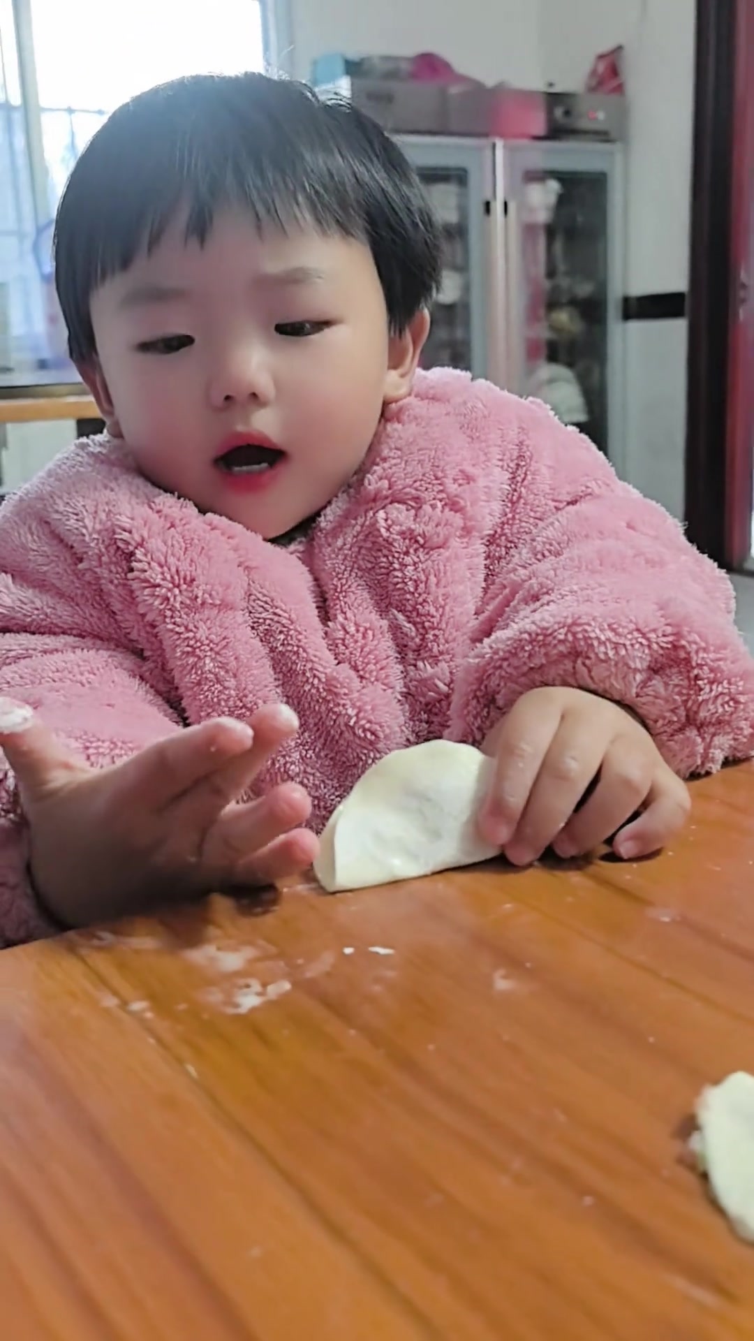 冬至宝宝包饺子