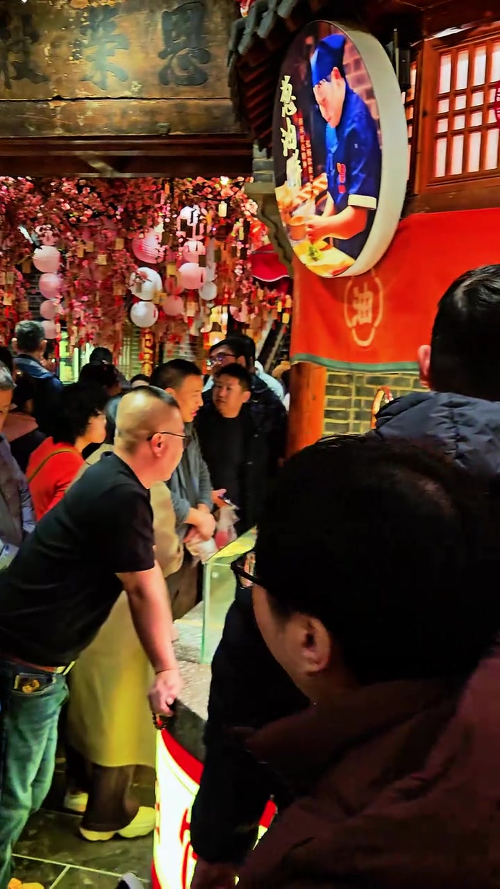 大年初二唐山宴，美食诱惑人潮涌动，排队两小时只为一口年味！